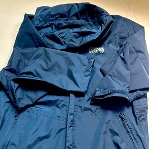 Mountain Hardwear Blue Ski Jacket with Water-Resistant Fabric